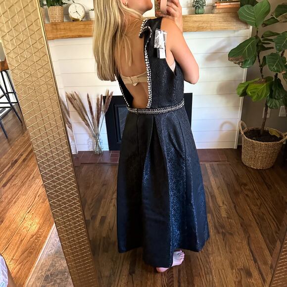 NWT Alicia and Olivia Jewel Embellished Textured Pleated Gown Black - Picture 4 of 12